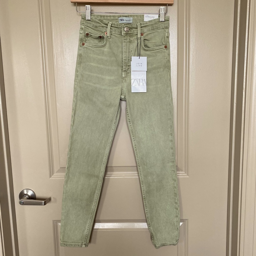 Zara Hi-Rise Juniors size 2 Denim Jeans in sage green color.  NWT.